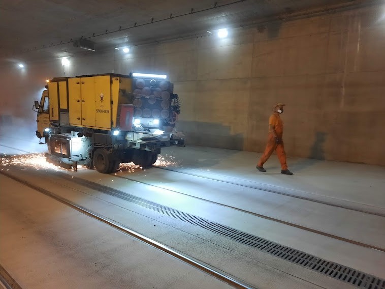 Kraków. Trasa Łagiewnicka: trwają ostatnie prace. Samochody i tramwaje mają pojechać nową drogą w lipcu [ZDJĘCIA]