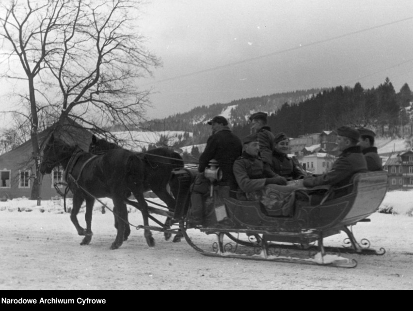 Żołnierze niemieccy podczas przejażdżki saniami w Krynicy -...