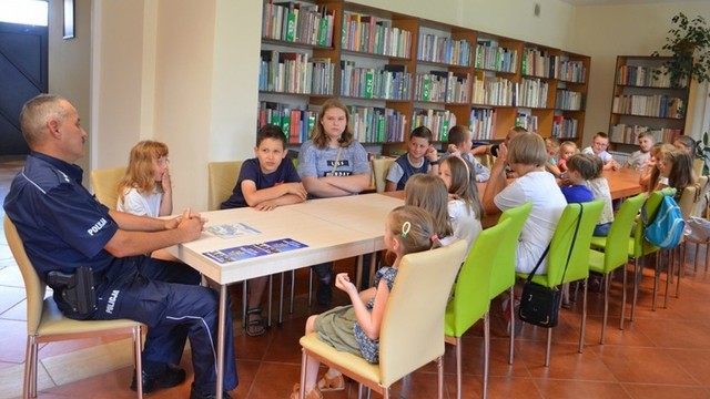 Dzielnicowy z Komendy Powiatowej Policji w Zwoleniu spotkał się z dziećmi na zajęciach w tamtejszej Bibliotece Publicznej.