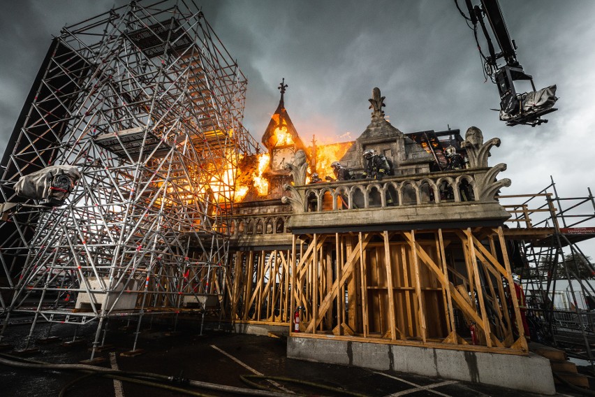 Triumf odwagi strażaków i modlitwy wiernych. Widowiskowy film "Notre-Dame płonie" w kinach od 19 sierpnia 