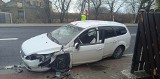 Wypadek na drodze krajowej nr 79 w Osieku. Ford uderzył w ogrodzenie, kierowca w szpitalu
