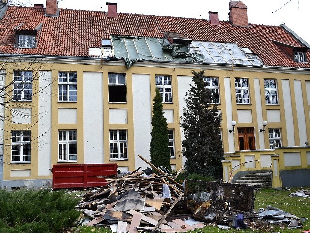 Jeszcze przynajmniej do czerwca będzie trwać wymiana dachu i remont domu dziecka w Białochowie, po pożarze (wybuchł 29 marca)