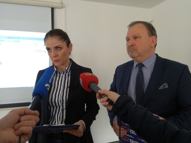 Podczas środowej konferencji posłanka Joanna Mucha i Stanisław Żmijan z PO skrytykowali decyzję PiS o zakupie śmigłowców AW101