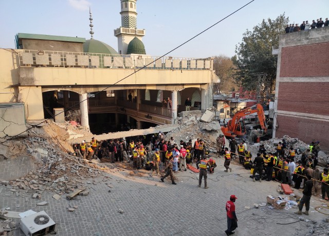 W meczecie w mieście Peszawar doszło do zamachu samobójczego. Zginęły co najmniej 32 osoby.
