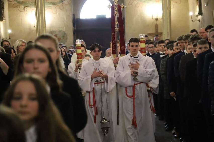Biskup sandomierski Krzysztof Nitkiewicz udzielił sakramentu bierzmowania młodzieży z parafii świętego Marcina w Opatowie. Zobacz zdjęcia