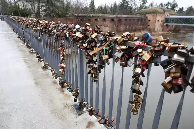 Od kilkunastu lat zakochani wieszają kłódki na moście Biskupa Jordana w Poznaniu