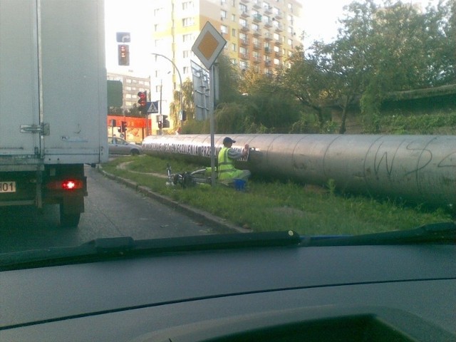 Kolejne trzy sprawy z czerwca czekają na osądzenie. Dojdą do nich dwie następne z 14 i 20 sierpnia. Za bezprawne naklejanie plakatów na cudzej rzeczy sąd może ukarać grzywną do 1500 zł, pracami społecznymi, nawiązką. Ale mężczyzna niewiele sobie z tego robi.