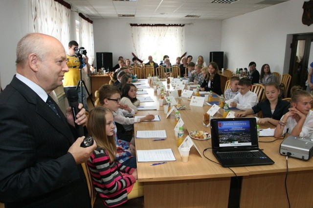 Młodzi radni obejrzeli prezentację na temat gminy Morawica, która przybliżyła im ich małą ojczyznę.