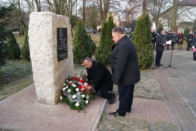 Wiązanki kwiatów pod pomnikiem składają: wójt Mirowa Artur Siwiorek (z prawej) i przewodniczący Rady Gminy Piotr Gołosz.