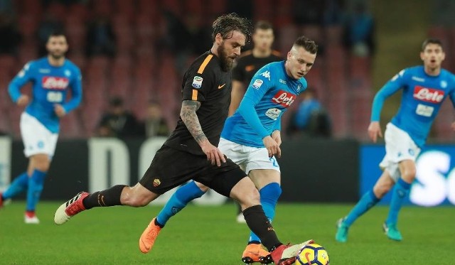 Na zdjęciu: Piotr Zieliński (z prawej przy piłce). Mecz FC Zurych - SSC Napoli odbył się w ramach 1/16 finału Ligi Europy. SSC Napoli pokonała rywala 3:1 [14.02.2019, wynik meczu, relacja]