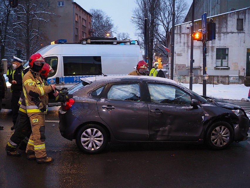 Wypadek na skrzyżowaniu Kościuszki i Wólczańskiej. Uszkodzony jaguar, jedna osoba przewieziona do szpitala ZDJĘCIA