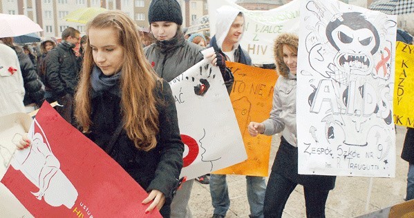 Happening na ulicach Koszalina zorganizowało Stowarzyszenie Młodzi Demokraci, wspólnie z Powiatową Stacją Sanitarno &#8211; Epidemiologiczną i koszalińskimi szkołami. Grupa młodzieży przeszła z transparentami i plakatami ulicami miasta do Rynku Staromiejskiego. 