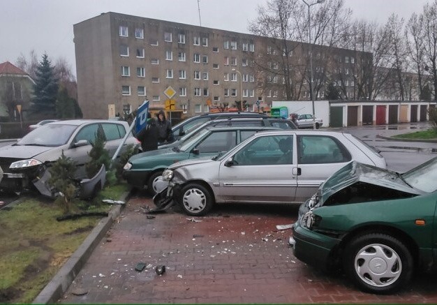 Kierowca wjechał w zaparkowane samochody przy ul. Osiedlowej w Świebodzinie.