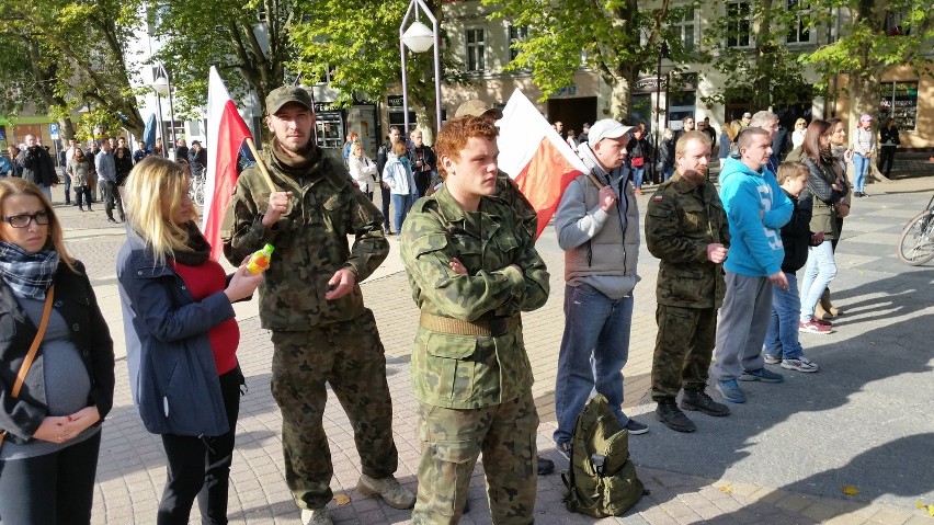 Na Placu Żeromskiego manifestowało ok. 200 osób.