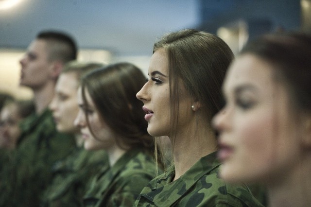 We wtorek w Muzeum Obrony Przeciwlotniczej przy Centrum Szkolenia Sił Powietrznych w Koszalinie odbyło się uroczyste ślubowanie uczniów klas wojskowych VI Liceum Ogólnokształcącego.Zobacz także Ślubowanie uczniów klas mundurowych w Białym Borze