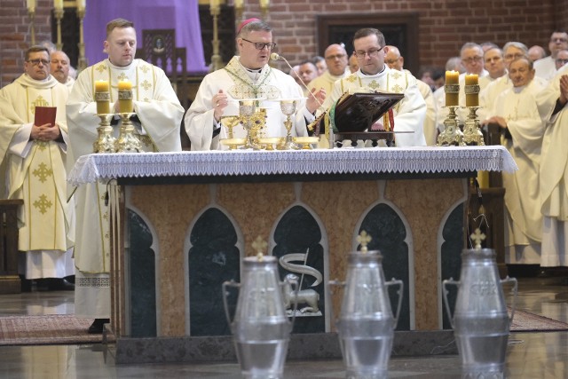 Msza Krzyżma w Wielki Czwartek w katedrze w Toruniu