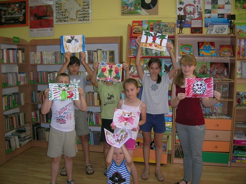 Dzieci z dumą prezentowały swoje prace z kotem Filemonem.