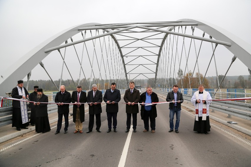 Najpierw księża katolicki i prawosławni modlili się, by most...