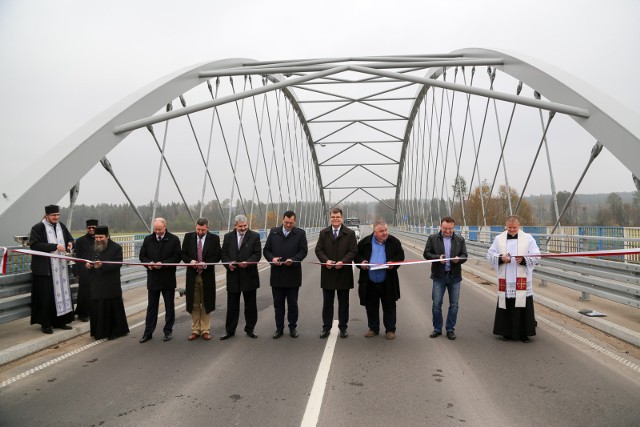 Najpierw księża katolicki i prawosławni modlili się, by most w Supraślu służył mieszkańcom regionu. Potem został poświęcony, a na koniec odbyło się uroczyste przecięcie wstęgi.