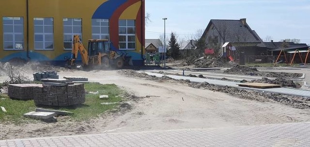 Dobiegają końca prace budowlane przy kompleksie boisk sportowych oraz miasteczka ruchu drogowego przy Publicznej Szkole Podstawowej w Starych Zawadach.