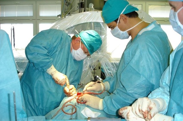 Zespół dr. Łątki wykonuje rocznie około 1500 operacji. Gdyby lekarze odeszli oddział w WCM nie miałby racji bytu.