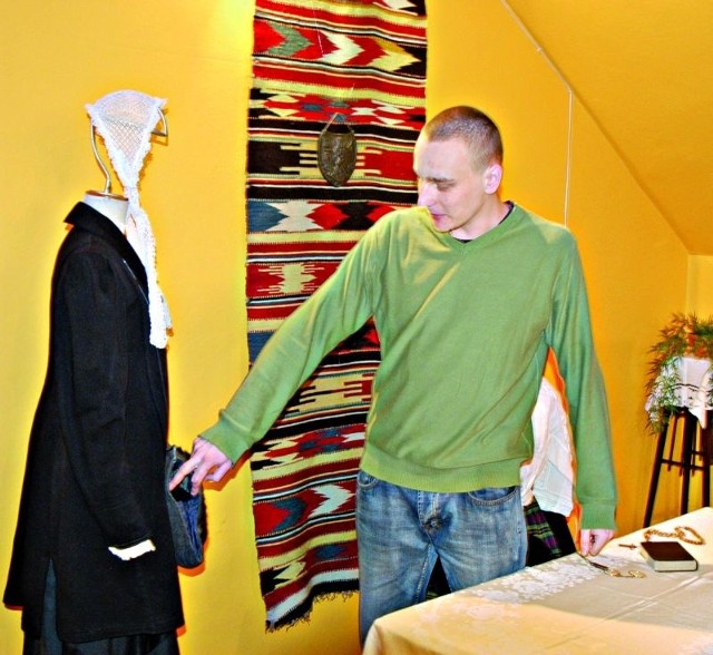 Krzysztof Krzyworzeka prezentuje stroje i wystrój wnętrz w domach szlachty zaściankowej