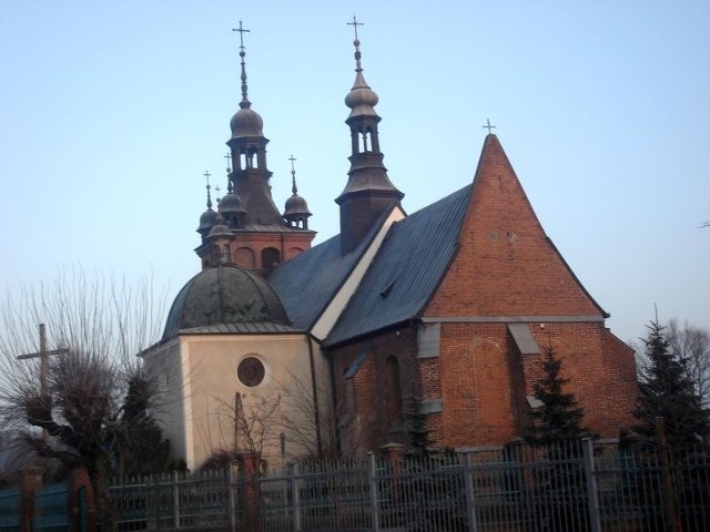 Kościół, z którym znajduje się kaplica Kochanowskich jest najstarszym zabytkiem liczącego już 584 lata Zwolenia.