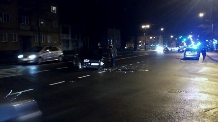 Po godzinie 18 doszło do zderzenia dwóch samochodów...