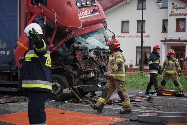 Bardzo poważny wypadek na drodze Włocławek - Kowal w czwartek 7 lipca około godziny 11:30. Droga krajowa 91 jest zablokowana na czas pracy służb. Jedna osoba (kobieta) jest poważnie ranna.Do groźnego wypadku doszło w czwartek 7 lipca przy zajeździe Sosenka na ulicy Jedwabnej we Włocławku.Na miejsce wypadku przybyły dwie karetki pogotowia z Włocławka, 5 zastępów straży pożarnej z PSP Włocławek, OSP Gołaszewo i OSP Warząchewka.Kobieta, która jechała jedną z ciężarówek została uwolniona za pomocą urządzeń hydraulicznych przez strażaków i została przekazana ratownikom medycznym. Ranną przewieziono do szpitala we Włocławku.Wkrótce więcej informacji.