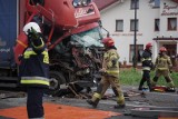 Poważny wypadek z udziałem dwóch ciężarówek we Włocławku. Jedna osoba ranna [zdjęcia]