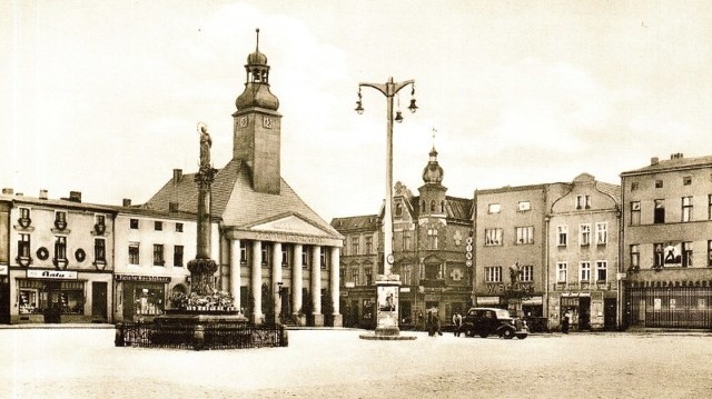 Tak wyglądał przed wojną oleski Rynek. Na budynku ratusza widać jeszcze wieżę, zdemontowaną w 1945 roku.