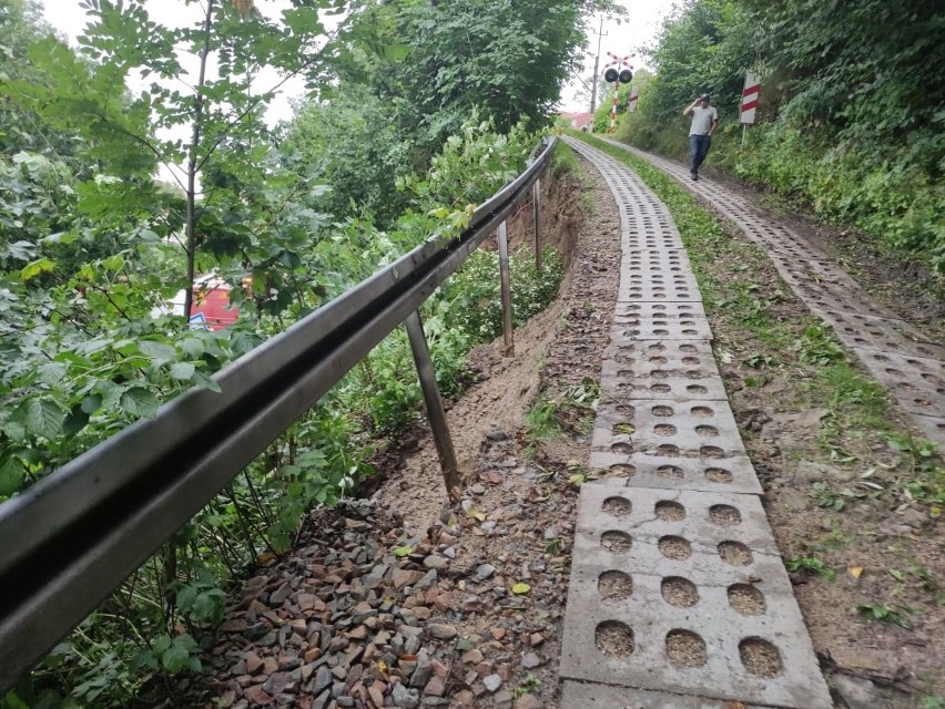Raba Wyżna. Osuwisko na drodze wojewódzkiej zagraża także torom kolejowym w kierunku Zakopanego