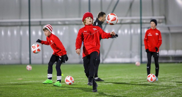 Młodzi piłkarze Cracovii uczestniczący w programie Cracovia Talent