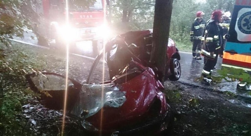 Śmiertelny wypadek w Biedrusku: Samochód uderzył w drzewo....