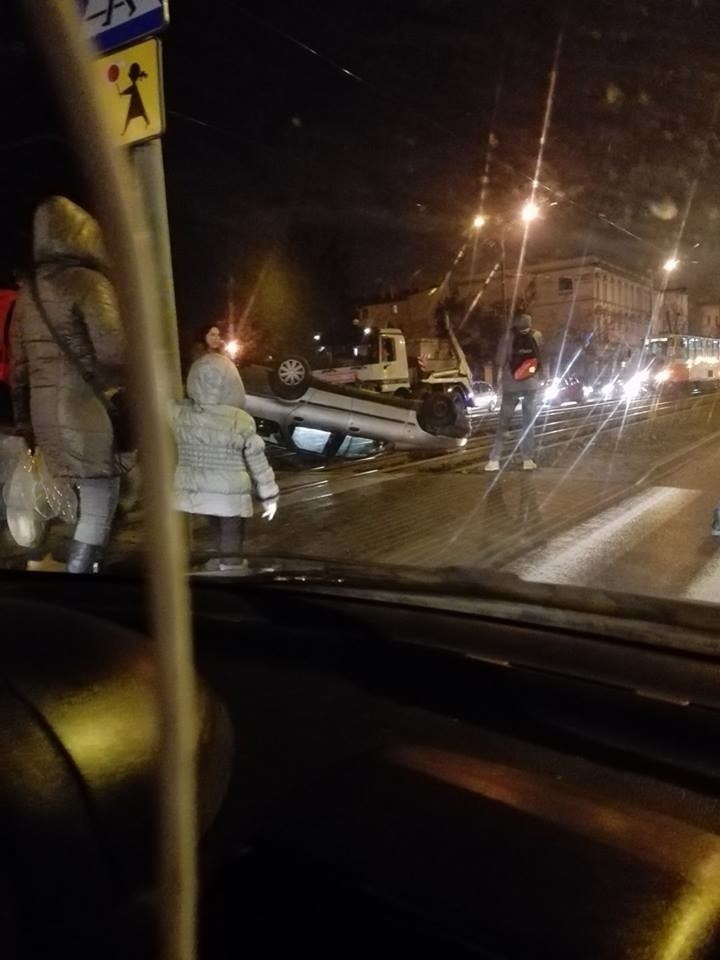 Dachowanie auta przy ulicy Jagiellońskiej. Samochód wpadł na tory [zdjęcia]