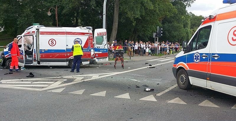 W wypadku karetki w Elblągu zginęła jedna osoba