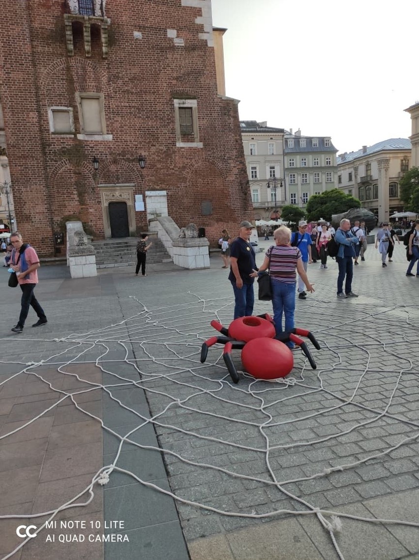 Kraków. "Wolne media, wolni ludzie, wolna Polska". Protest przeciwko ustawie "Lex TVN" na Rynku Głównym