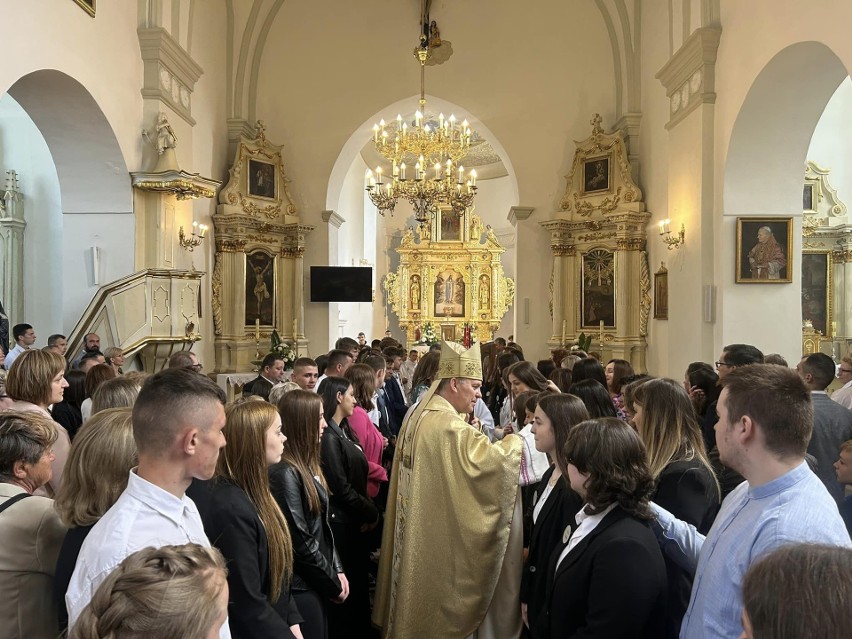 Sakrament bierzmowania w kościele w Solcu nad Wisłą. Zobaczcie zdjęcia z uroczystości