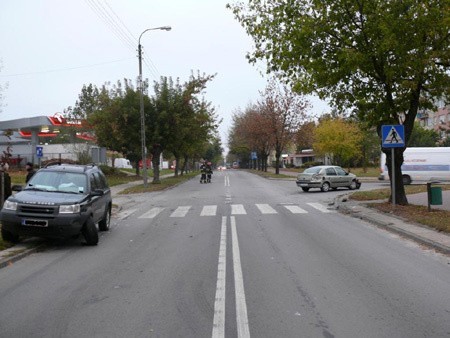 W Tomaszowie renault zderzył się z land roverem.