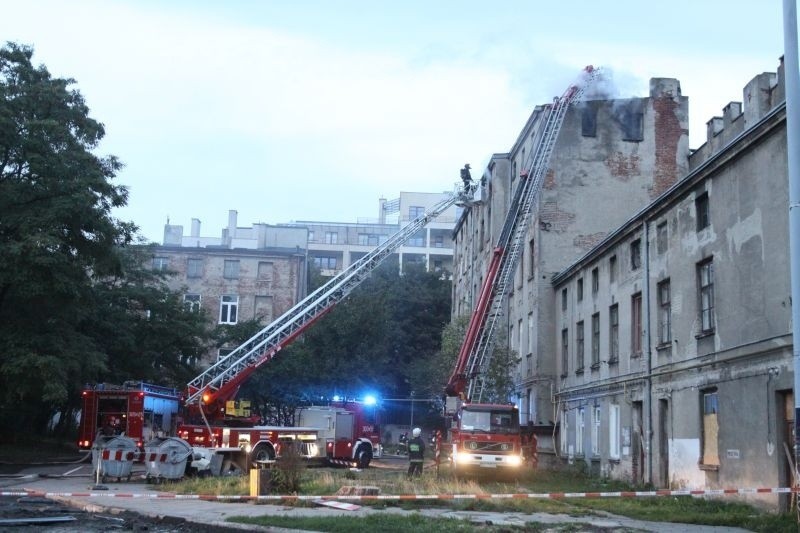 Pożar na Łąkowej [zdjęcia, FILM] Z ogniem walczyło ponad 30 strażaków