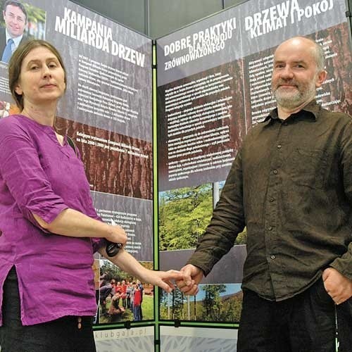 Jacek Bożek i Beata Tarnawa z Klubu Gaja na tle swojej wystawy informującej o Święcie Drzewa.