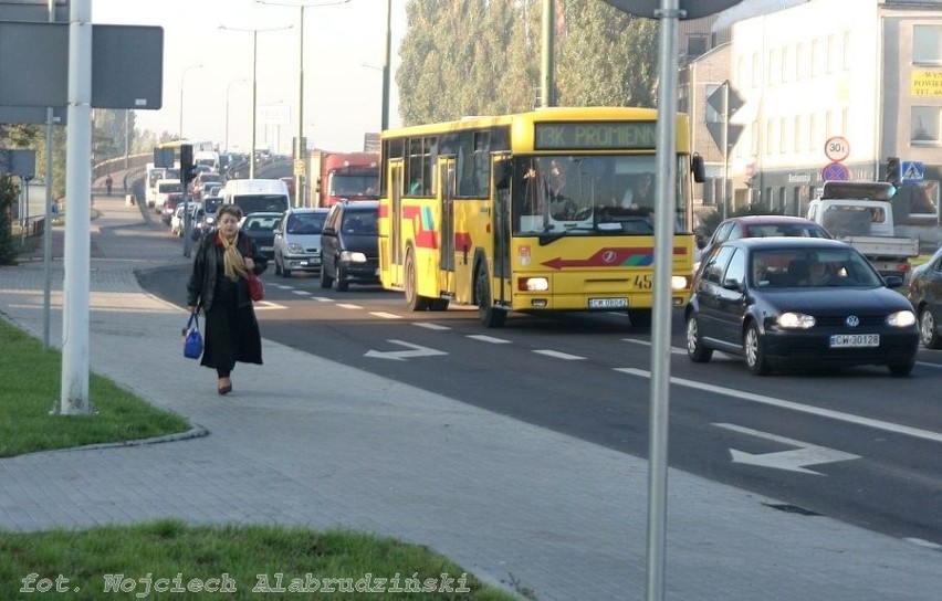 Tir przewrócił się przy Netto we Włocławku. Zablokował "jedynkę"! [zdjęcia, wideo] 