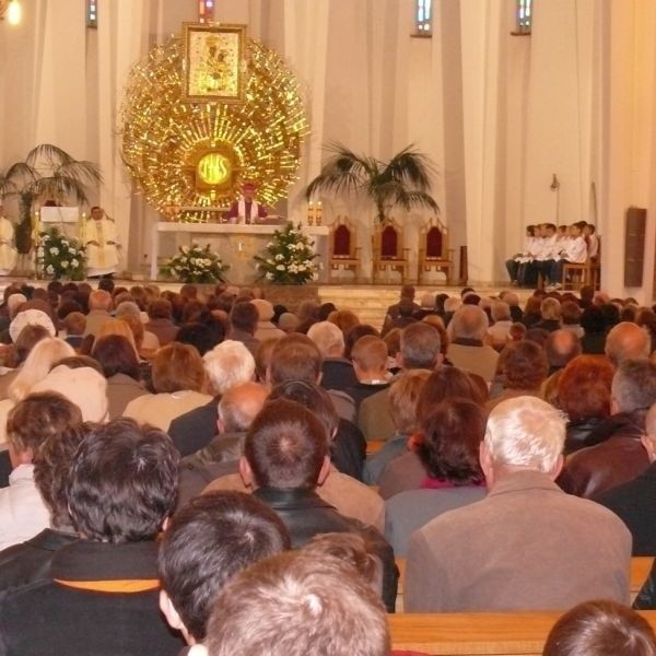 Kościół był pełen wiernych na mszy z udziałem biskupa sandomierskiego Andrzeja Dzięgi.