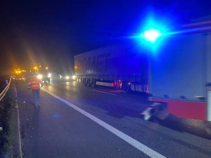 Kraków. Poważne zderzenie na autostradzie A4. Tir uderzył w samochód zabezpieczający roboty drogowe