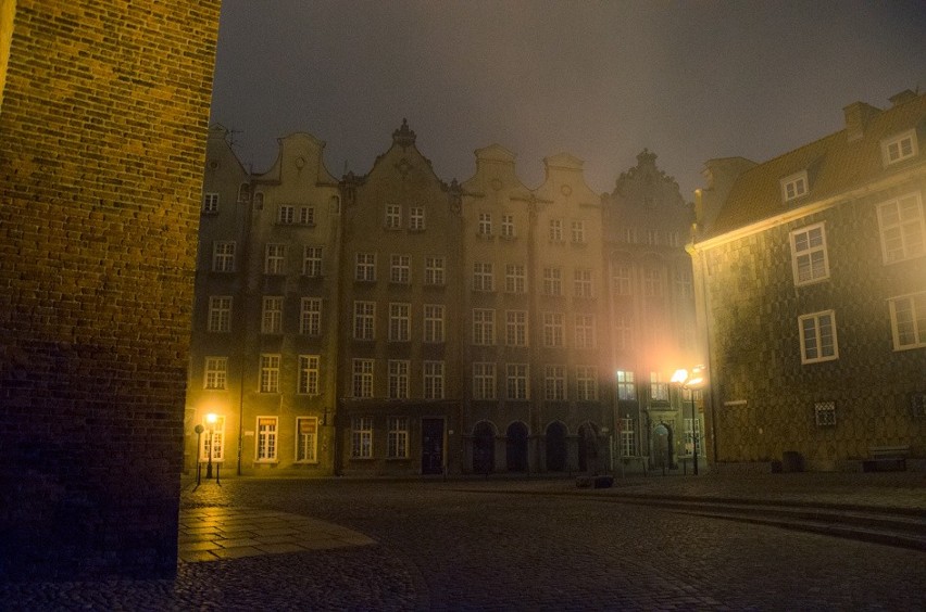 Tajemniczy Gdańsk. Zobaczcie nocne zdjęcia Gdańska spowitego mgłą