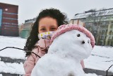 Ośmioletnia Livia z Brazylii dziś we Wrocławiu pierwszy raz w życiu zobaczyła śnieg. Co za radość! [ZDJĘCIA]