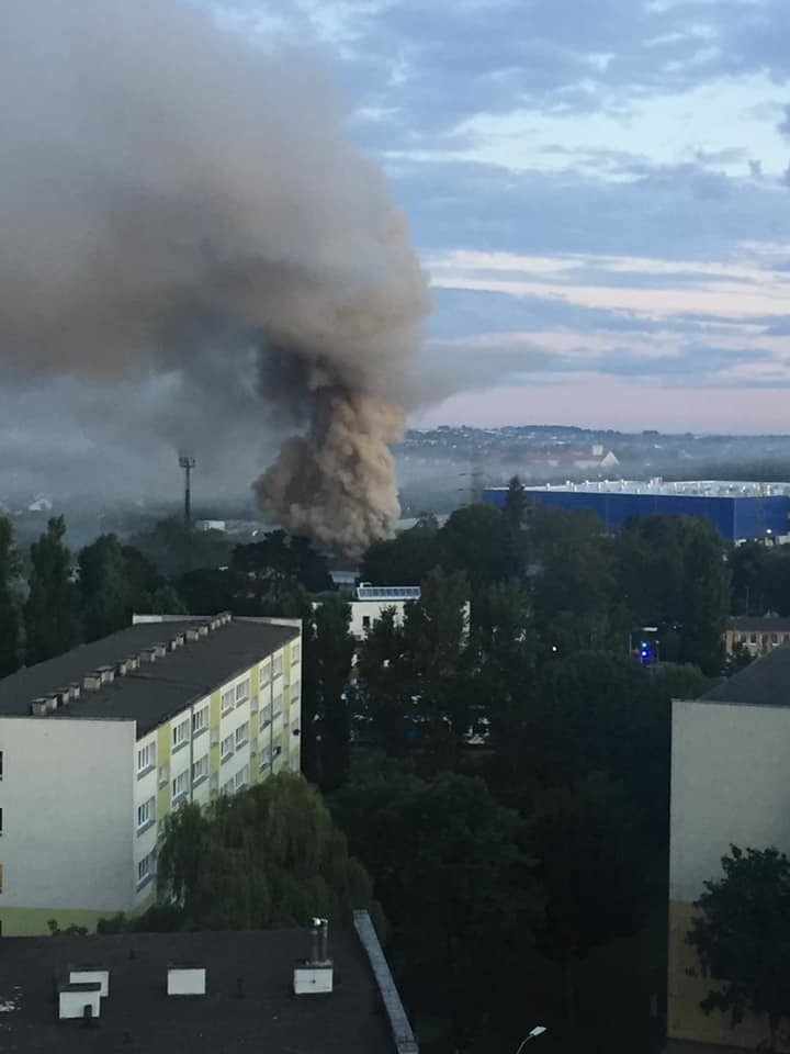 Pożar domu na Pomorzanach. Słup dymu był widoczny z daleka. ZDJĘCIA