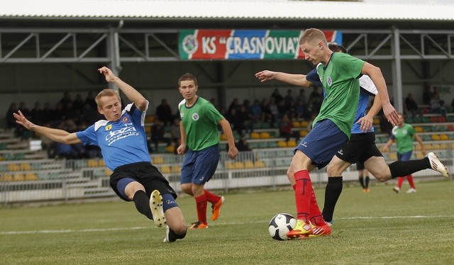Piłkarze Stali Nowa Dęba (niebiesko-białe koszulki) zremisowali na wyjeździe z Crasnovią Krasne.