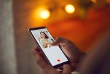 Walentynki 2023. Co trzeci Polak korzysta z aplikacji randkowych, a miłość coraz chętniej wyznaje za pomocą smartfona