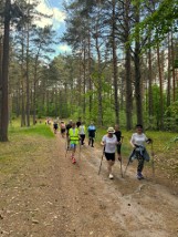 Wiosenny Marsz Nordic Walking zawitał do Olpucha. Mieszkańcy wędrowali i podziwiali okolice